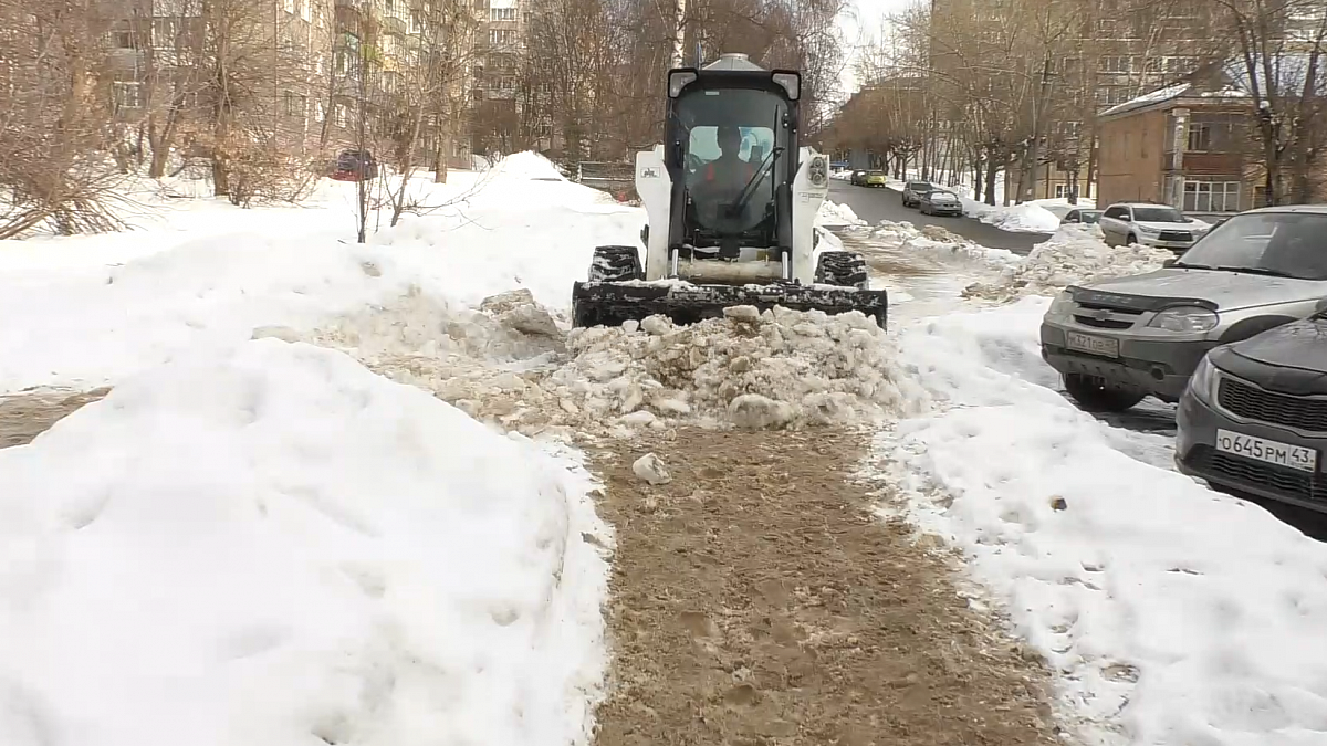 В Кирове до конца марта планируют очистить все тротуары