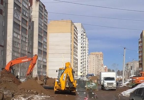 В Кирове на улице Сурикова прокладывают новую ливневую канализацию