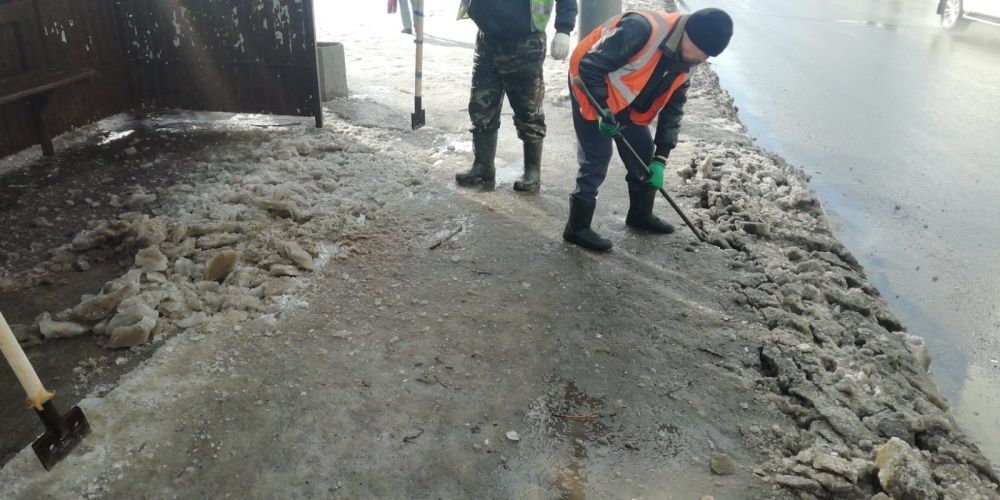 До твердого основания очищена треть тротуаров в Кирове
