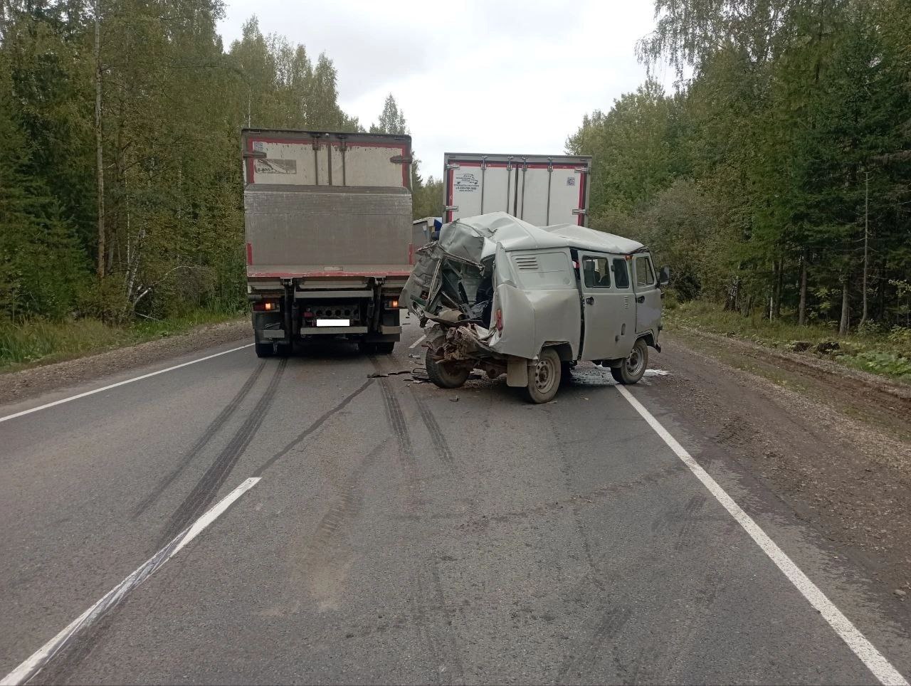 В Оричевском районе столкнулись три грузовых автомобиля